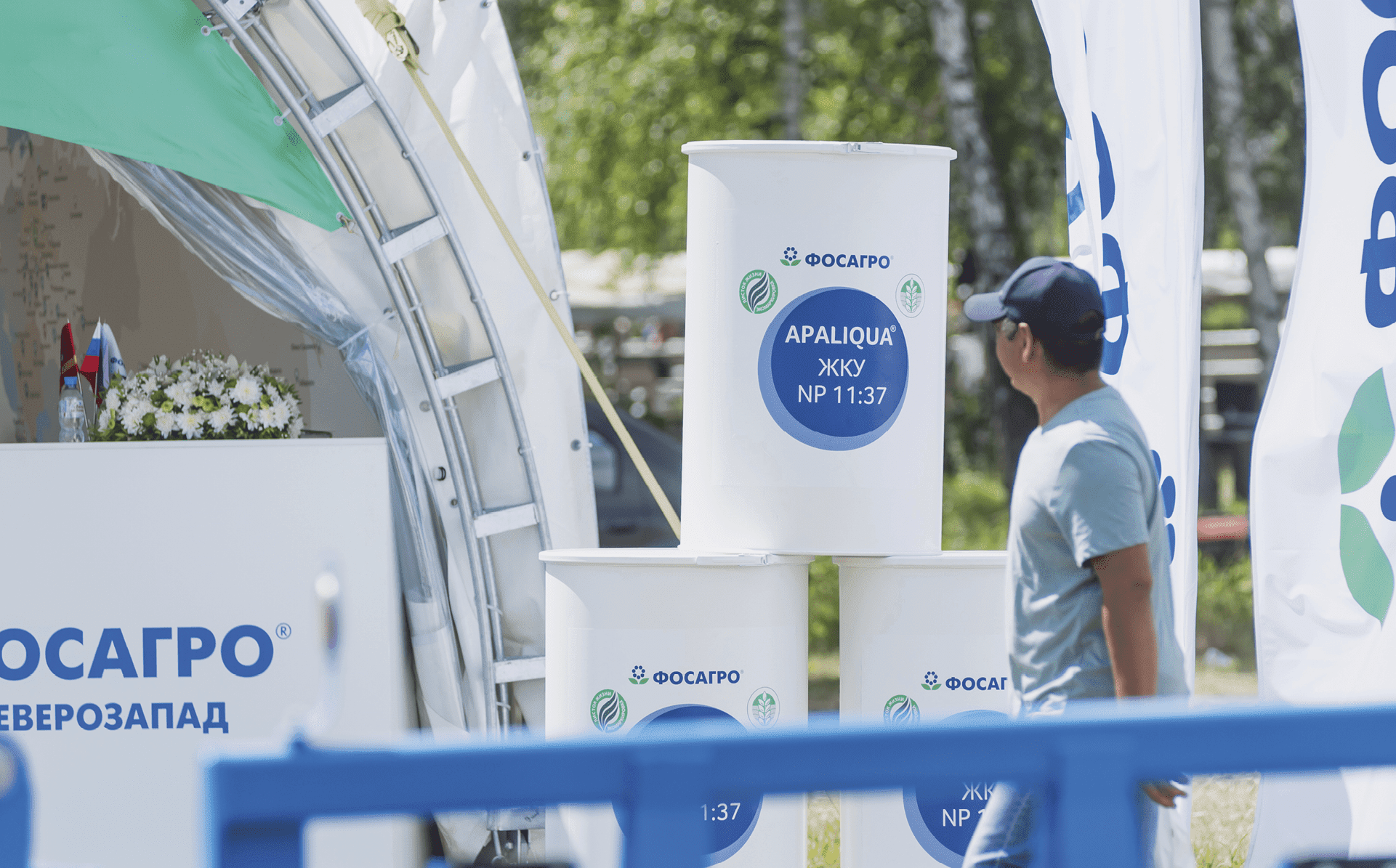 Мужчина смотрит на продукцию